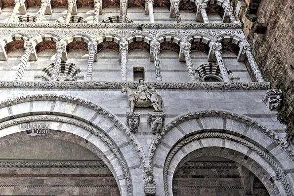 La statua di San Martino sulla facciata del duomo di Lucca