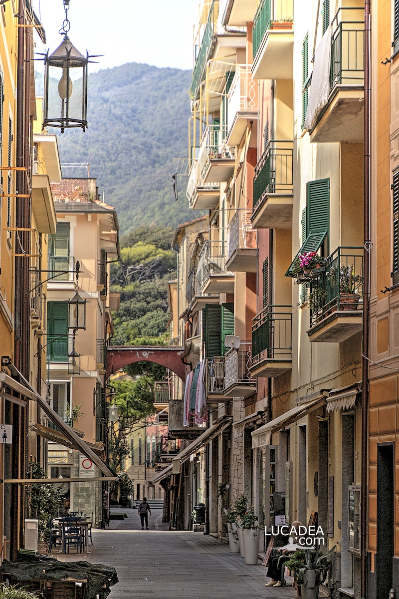 Una bella veduta del caruggio di Moneglia in Liguria