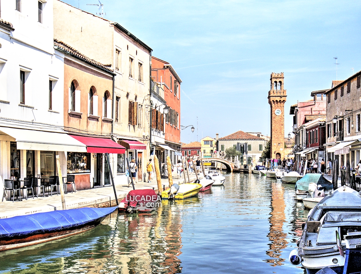 La Torre Civica di Murano riflessa nell'acqua del canale