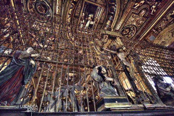 L'interno della chiesa di San Gregorio Armeno a Napoli