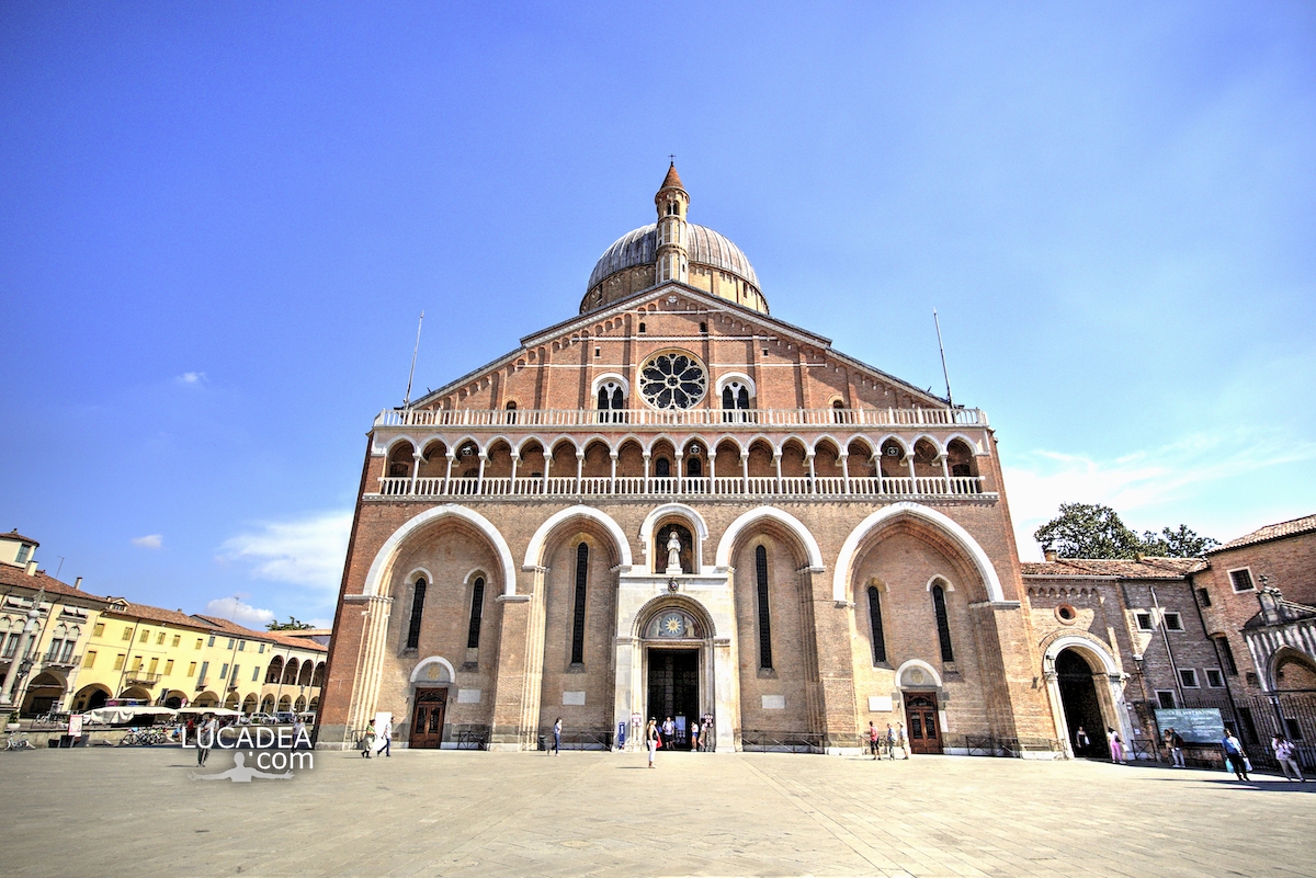 La facciata della Basilica di Sant'Antonio da Padova