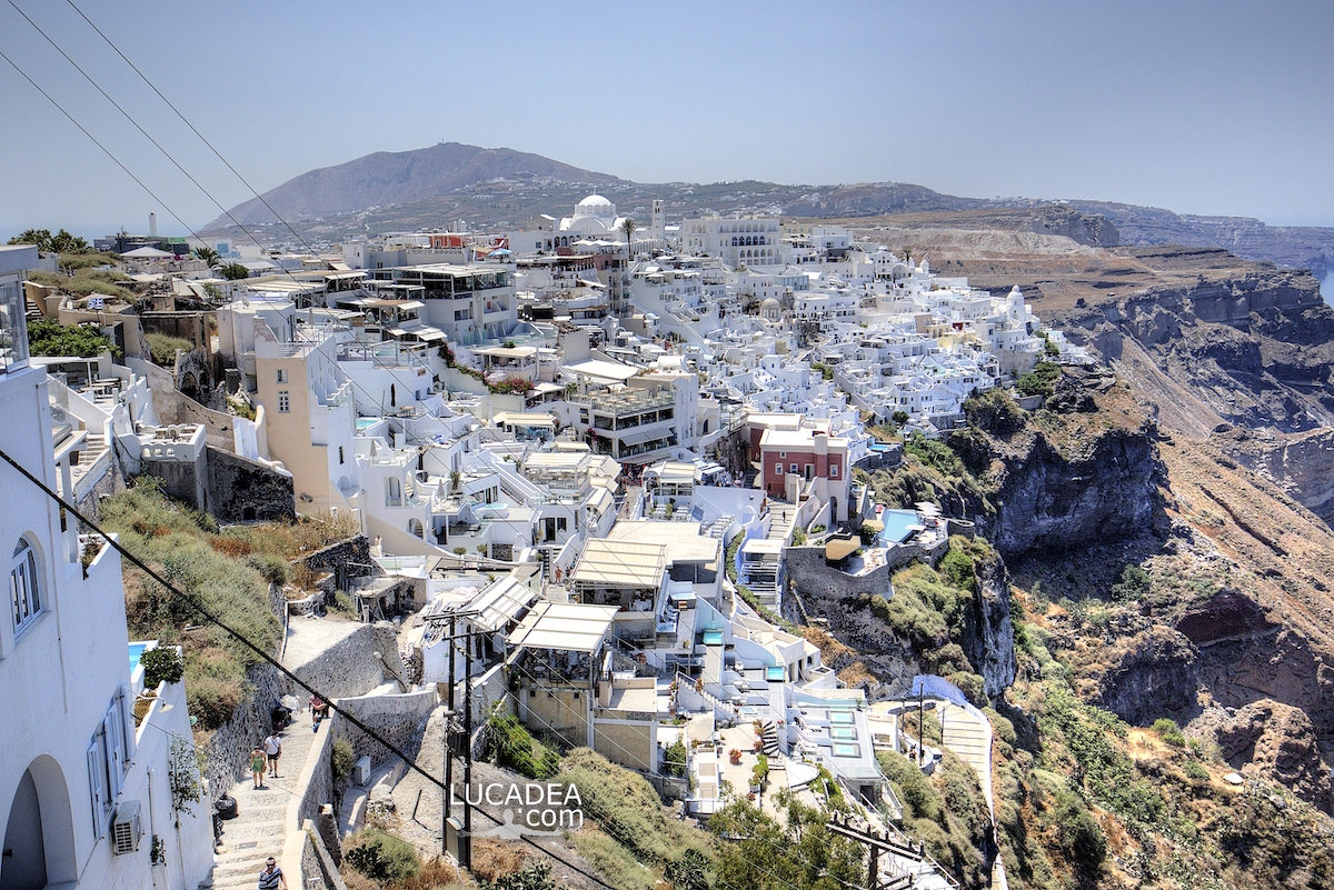 La vista sul paese di Thira nell’isola di Santorini in Grecia