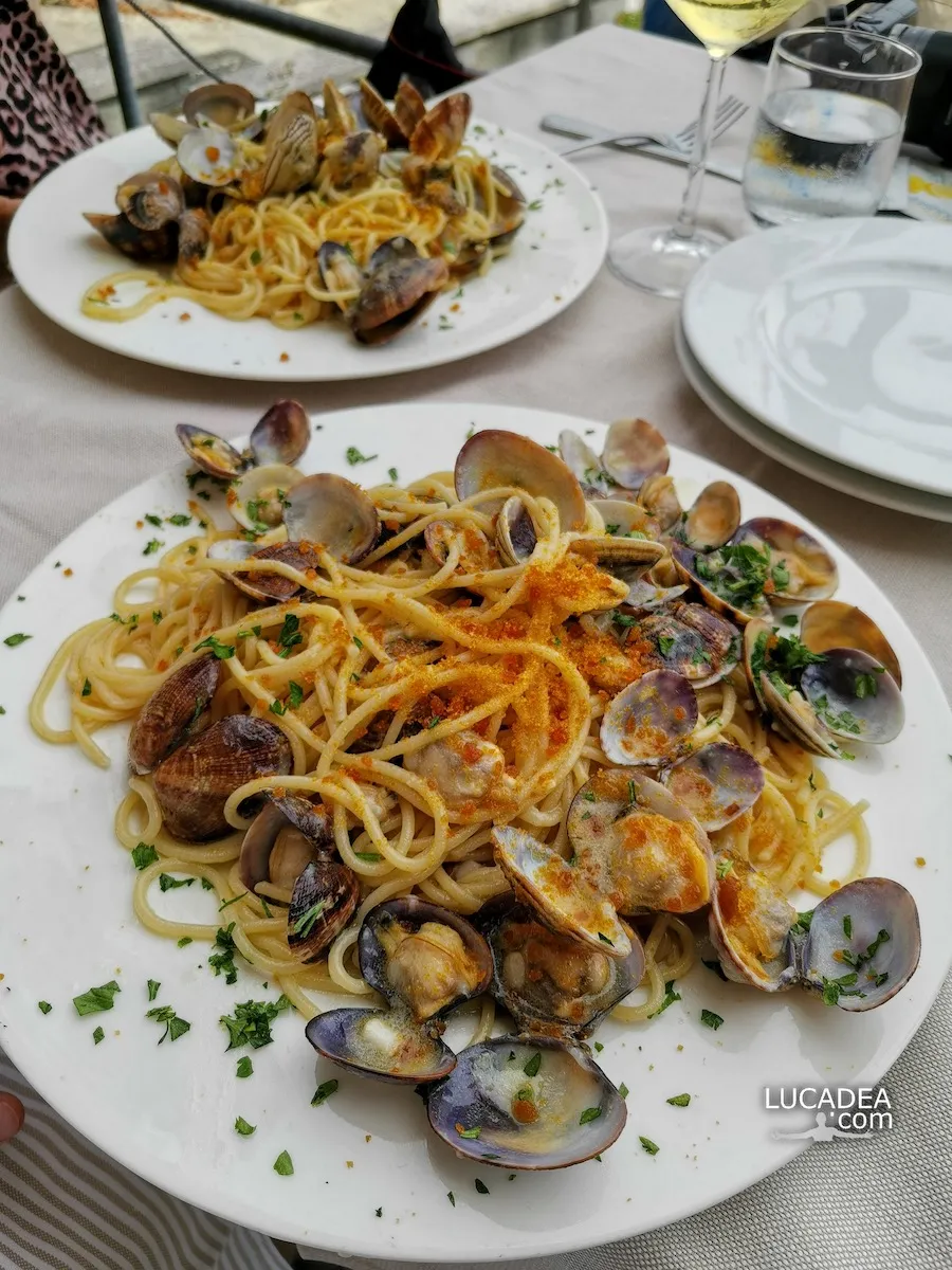 Spaghetti alle vongole con bottarga del Caffè del Porto a Santa Margherita Ligure, piatto di mare ligure