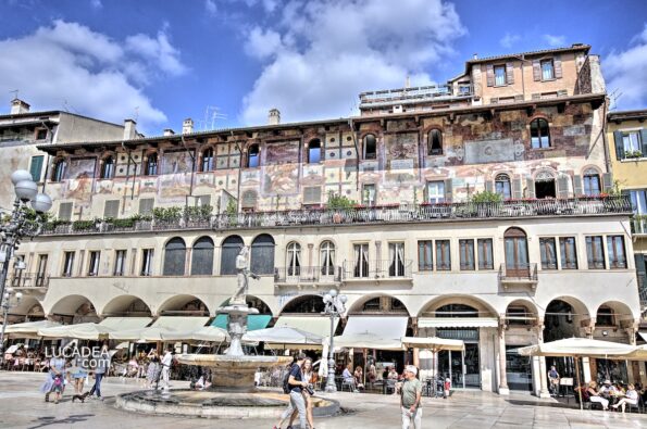 Gli affreschi dei palazzi che si affacciano su piazza delle Erbe a Verona