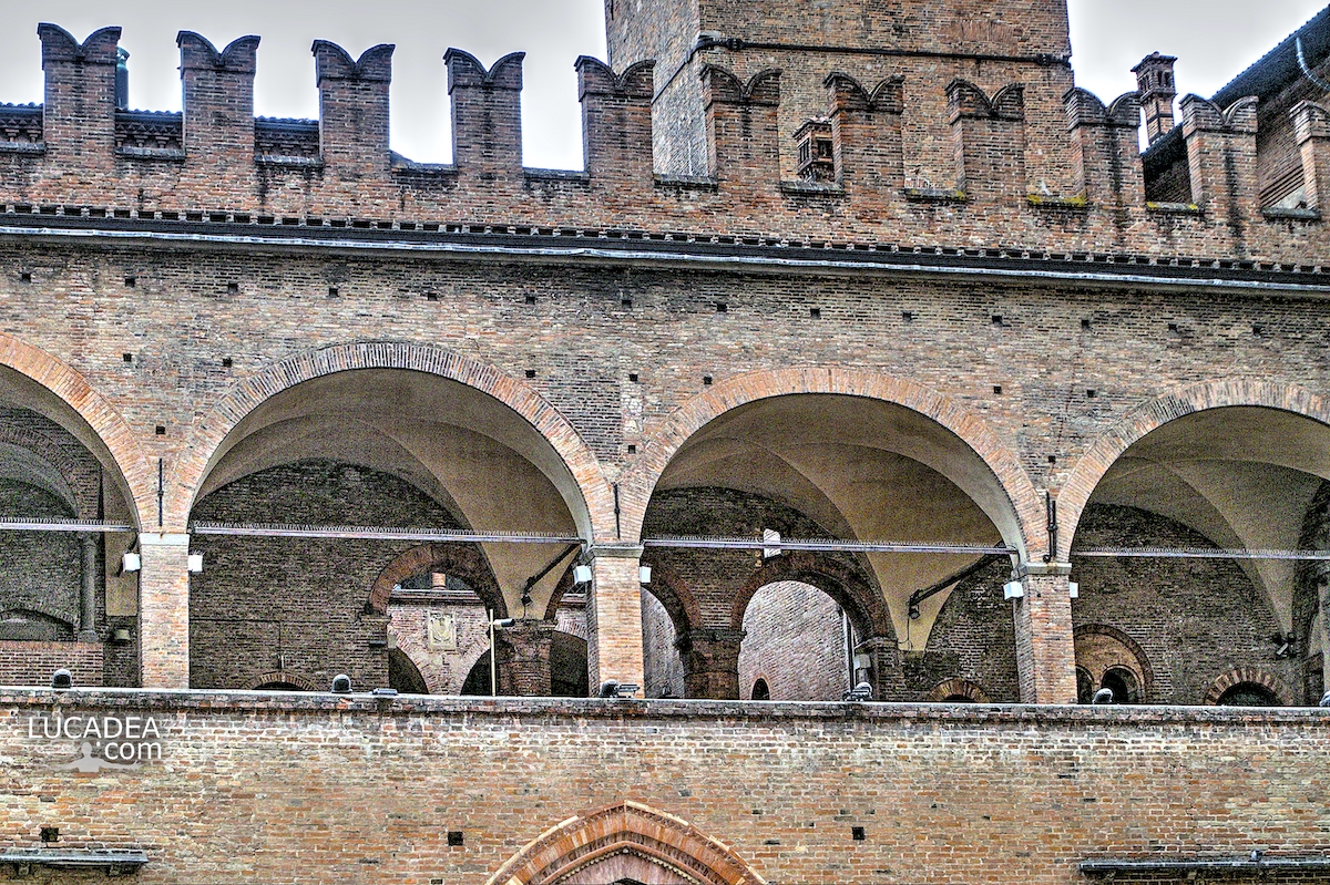Un particolare del Palazzo Re Enzo a Bologna