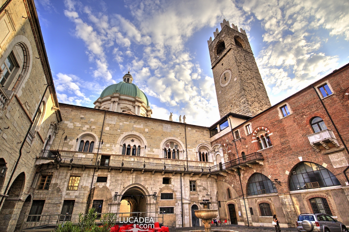 La corte interna del Palazzo Broletto e la Torre del Pegol a Brescia