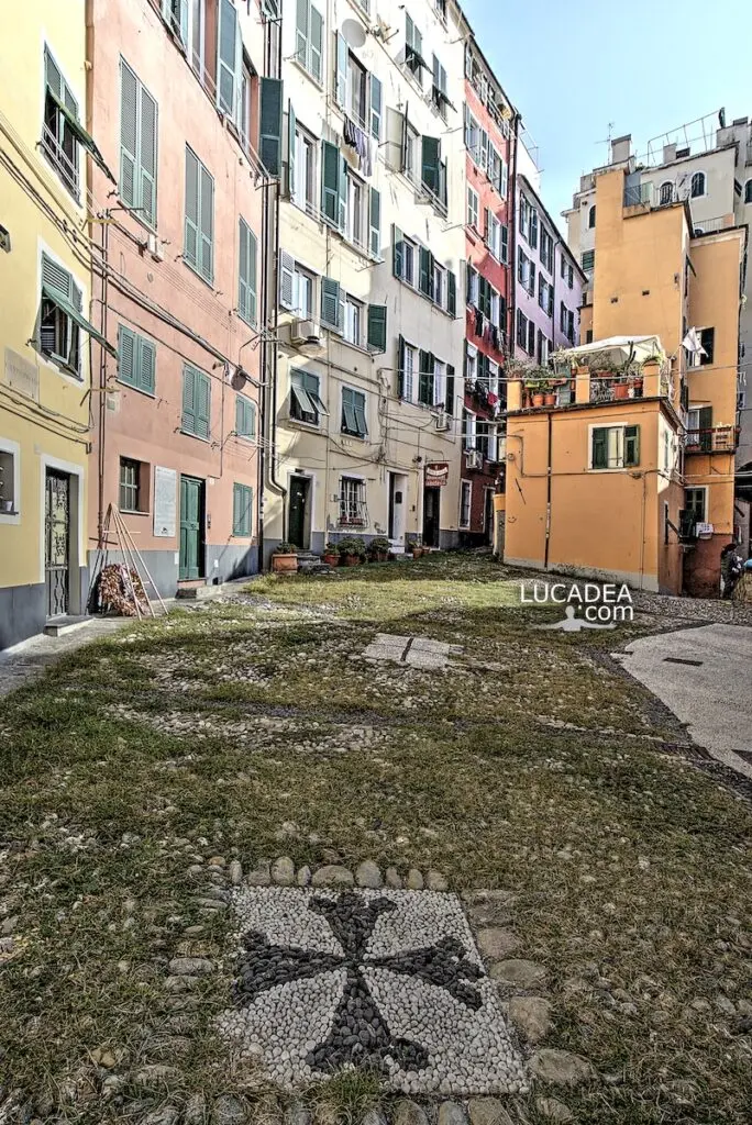 La bella piazza Campopisano nel centro storico di Genova