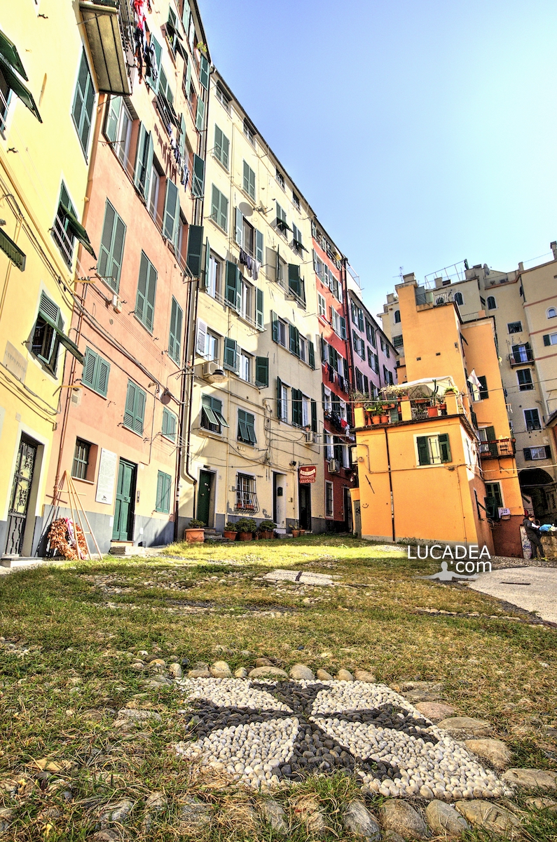 La bella piazza Campopisano nel centro storico di Genova