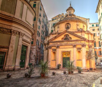 La piccola e nascosta piazza San Giorgio nei vicoli di Genova