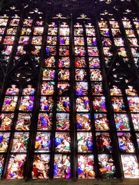 Una delle maestose vetrate del Duomo di Milano