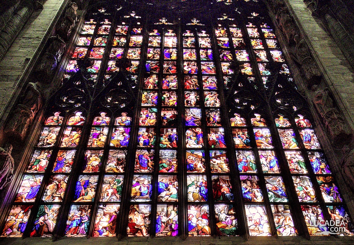 Una delle maestose vetrate del Duomo di Milano