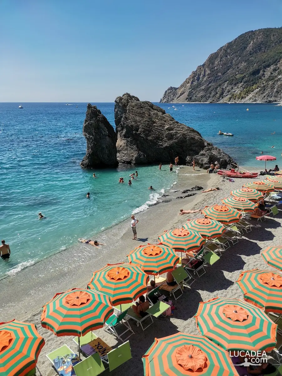 Scoglio isolato sulla spiaggia di Fegina a Monterosso al Mare, una classica veduta delle Cinque Terre