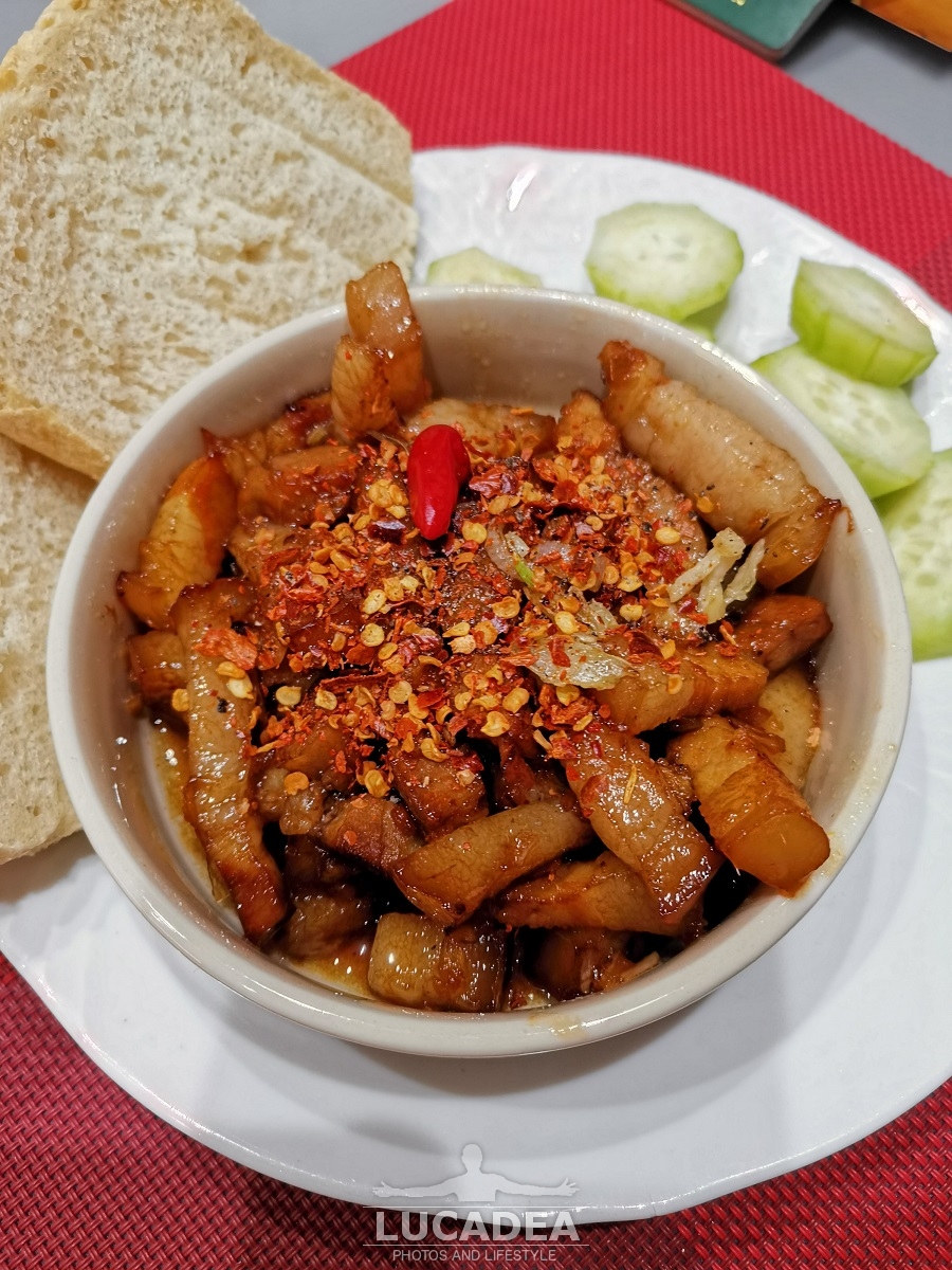 Ricetta Vietnamita: pancetta fritta piccante con pane e cetriolo