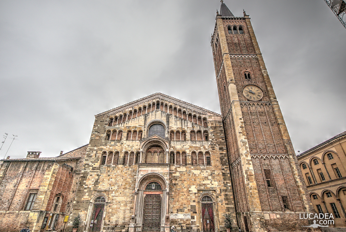 La bella facciata del Duomo di Parma ed il suo campanile