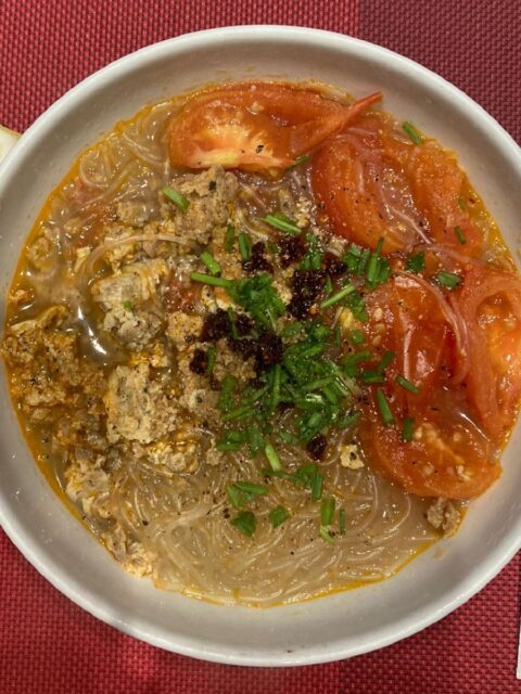 Ricetta vietnamita: vermicelli con zuppa di granchio e carne