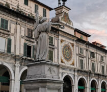 Il Monumento alla Bella Italia in piazza della Loggia a Brescia