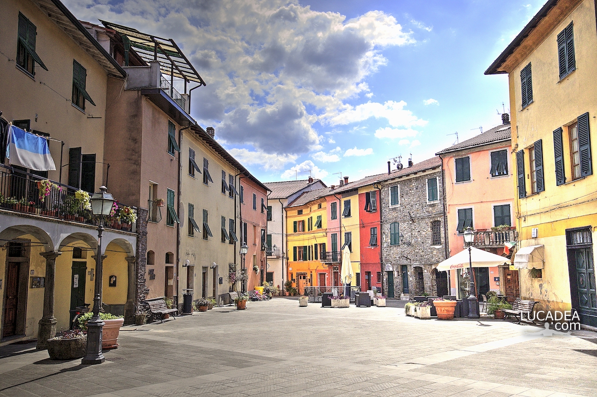 La piazza Brosini nel borgo di Brugnato in Liguria