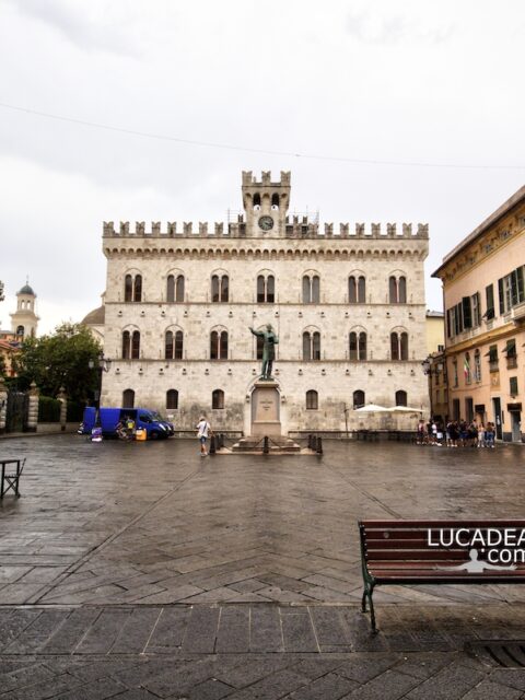 Piazza Mazzini a Chiavari da sotto i portici del caruggio