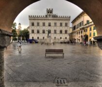 Piazza Mazzini a Chiavari da sotto i portici del caruggio
