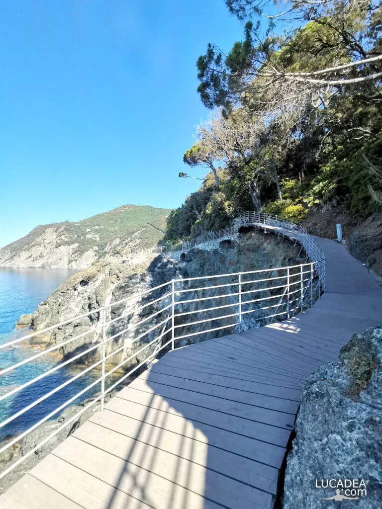 La panoramica passeggiata del borgo di Framura in Liguria