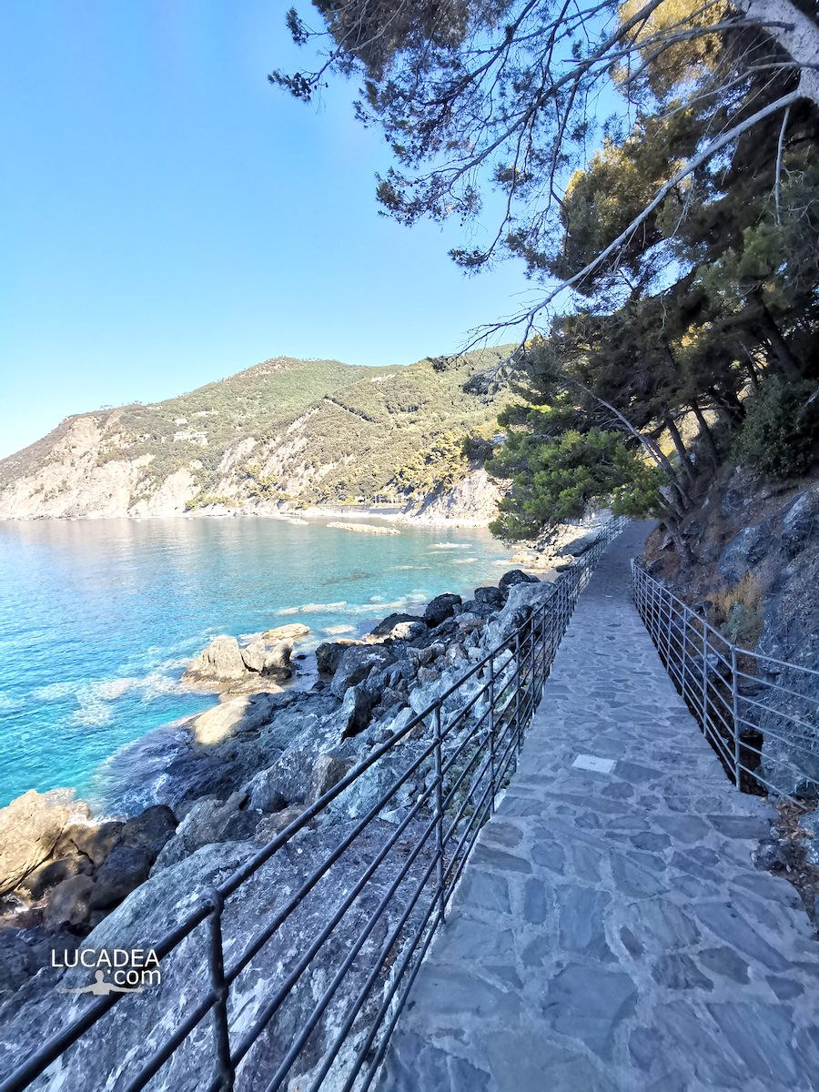 La panoramica passeggiata del borgo di Framura in Liguria