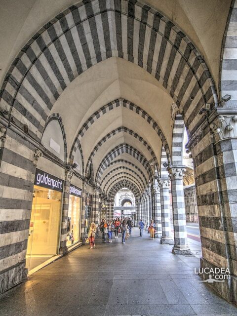 I portici di via XX Settembre in centro a Genova