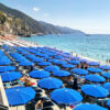Gli ombrelloni nella spiaggia di Monterosso nelle Cinque Terre