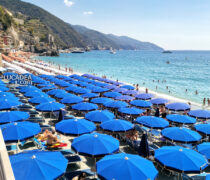 Gli ombrelloni nella spiaggia di Monterosso nelle Cinque Terre