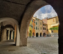 La bella piazza Fieschi al centro del borgo di Varese Ligure