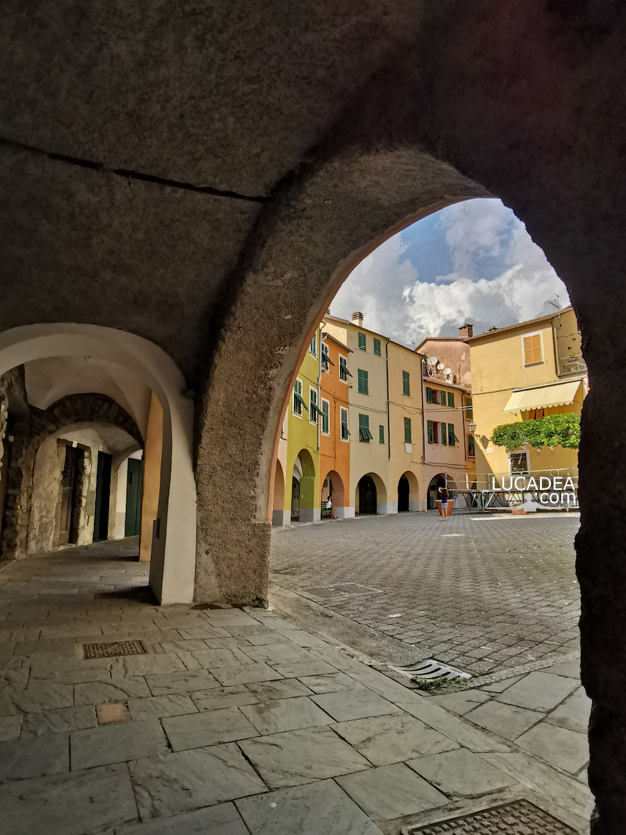 La bella piazza Fieschi al centro del borgo di Varese Ligure
