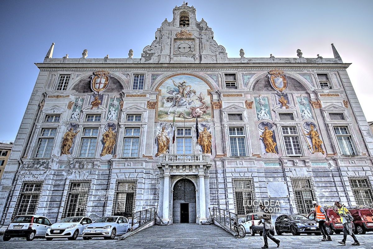 Il maestoso Palazzo San Giorgio di fronte al Porto Antico di Genova