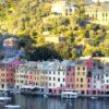 Il borgo di Portofino e le case affacciate sul porticciolo