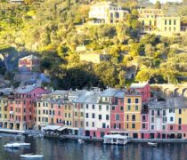 Il borgo di Portofino e le case affacciate sul porticciolo