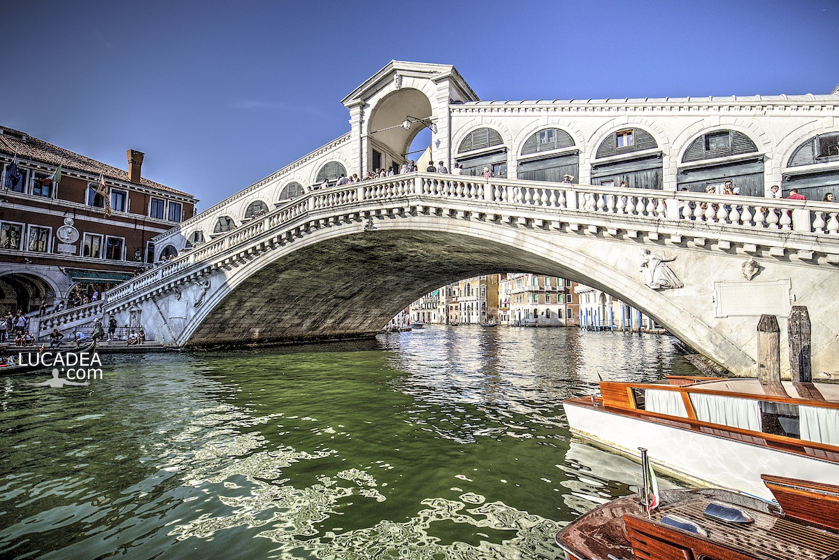 Il famosissimo ponte di Rialto nella bella Venezia