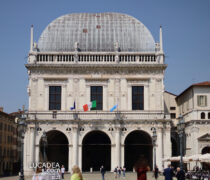 La facciata del Palazzo della Loggia a Brescia