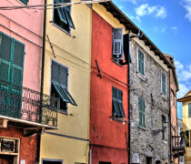 Le case colorate del centro storico di Brugnato in Liguria