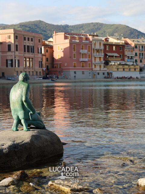 La statua del Pescatore in Baia del Silenzio a Sestri Levante