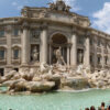 Una foto panoramica della famosa Fontana di Trevi a Roma
