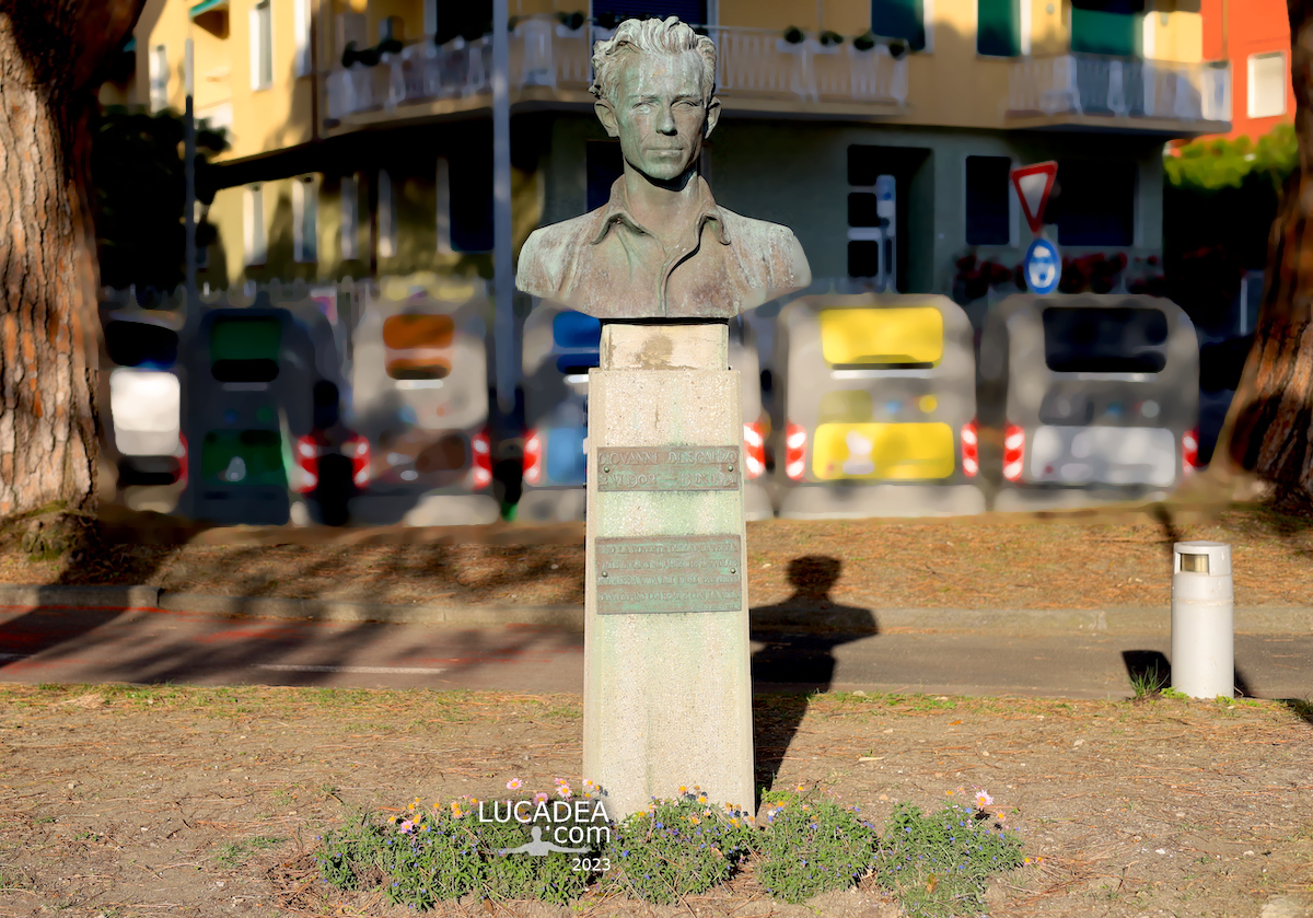 Il busto in ricordo di Giovanni Descalzo in passeggiata a Sestri Levante