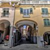 L'archivolto di Palazzo Torriglia che apre via dei Tremolari a Chiavari