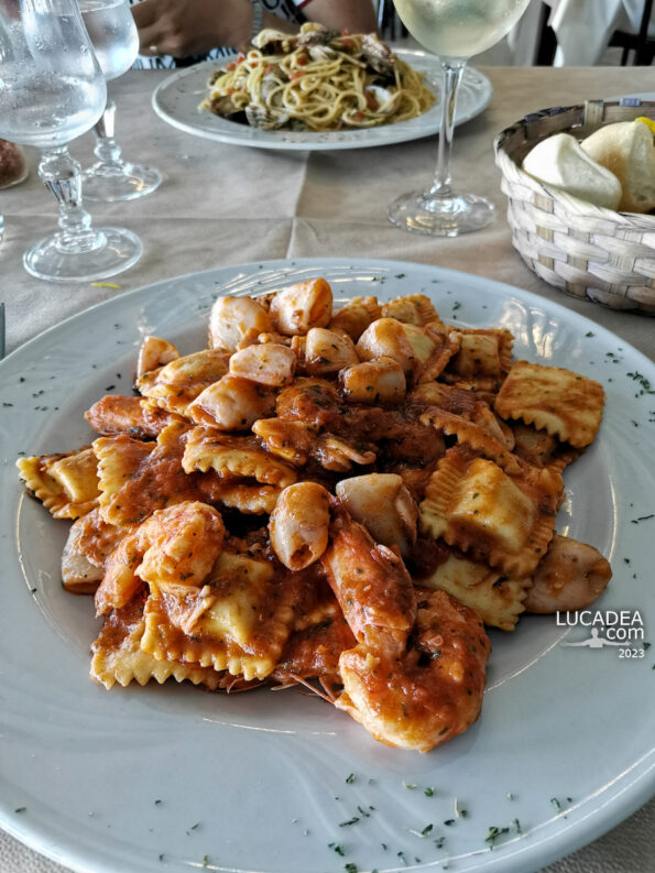 Un bel piatto di ravioli di pesce del ristorante 5 Maggio a Genova