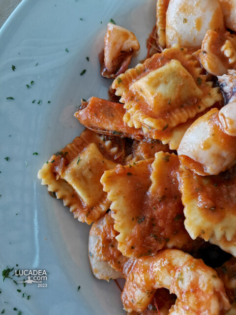 Un bel piatto di ravioli di pesce del ristorante 5 Maggio a Genova