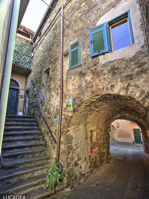 Un paio di angoli del borgo di Sesta Godano in Liguria