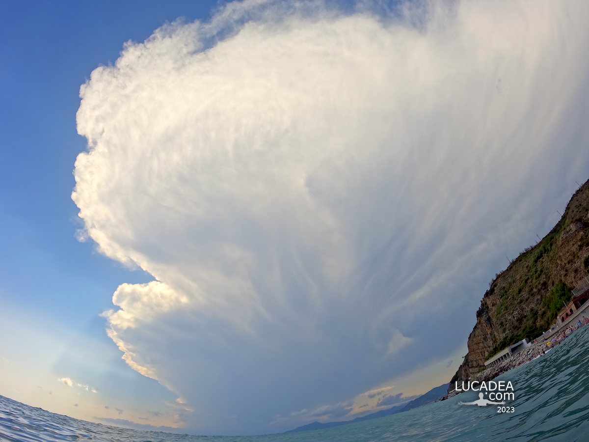 Un fronte nuvoloso sul mare di Liguria qualche giorno fa