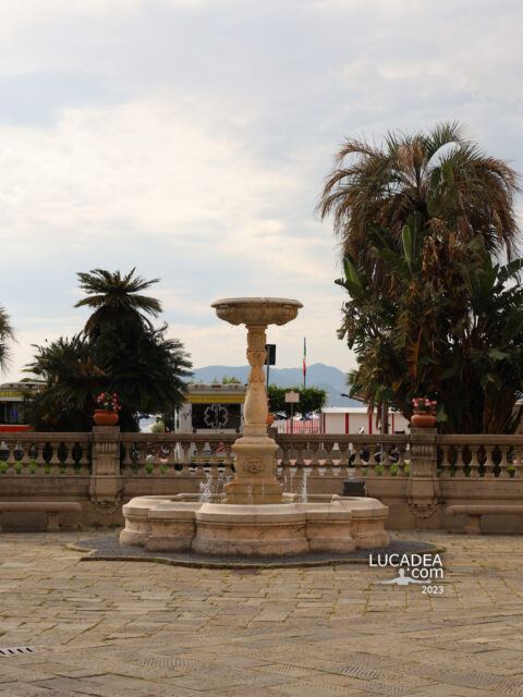 La testa con le ali di pipistrello della fontana in piazza Matteotti a Sestri Levante