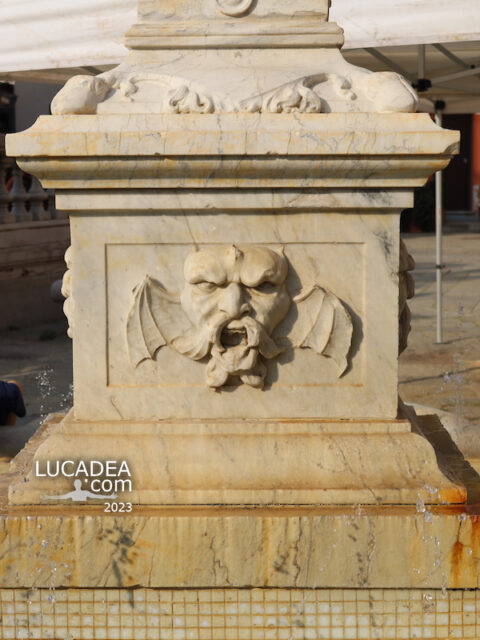 La testa con le ali di pipistrello della fontana in piazza Matteotti a Sestri Levante
