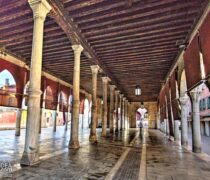 Il portico che ospita il Mercato di Rialto a Venezia
