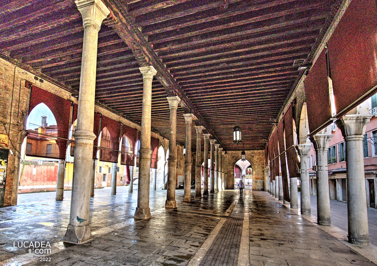 Il portico che ospita il Mercato di Rialto a Venezia