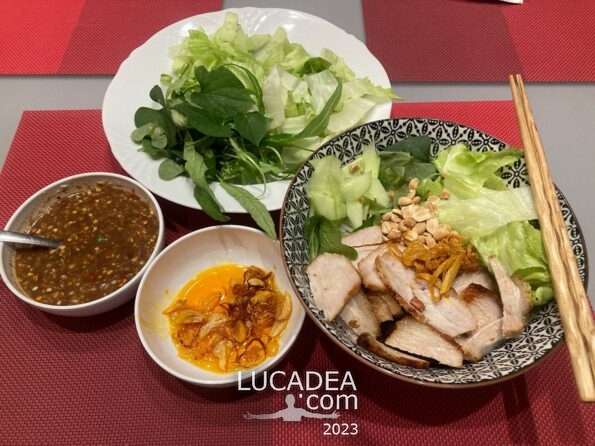 Cucina vietnamita: Bún mắm nêm, vermicelli conditi con salsa di pesce fermentata