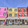 Case colorate e negozi nel centro della bellissima isola di Burano